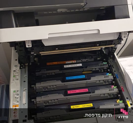 מדפסת פתוחה עם מחסניות טונר צבעוניות